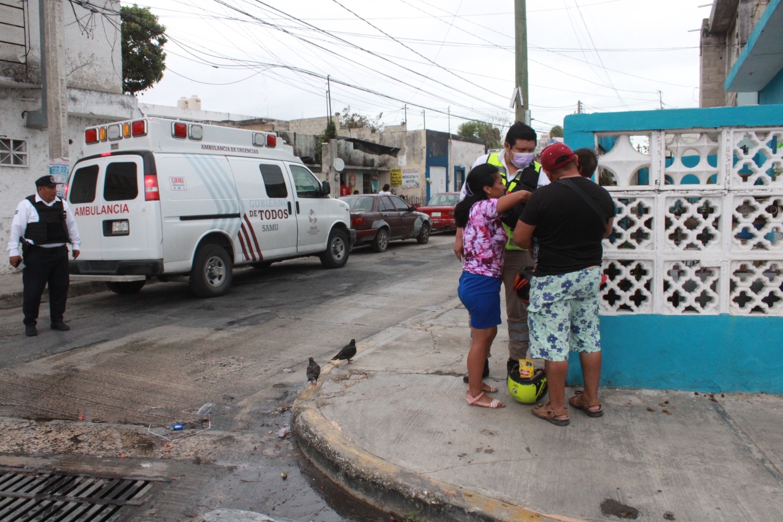 Familia derrapa en moto por fuerte lluvia en Campeche; dos lesionados