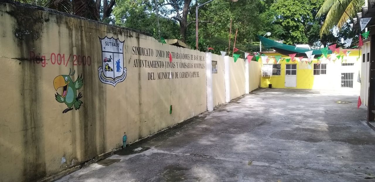 Trabajadores del Ayuntamiento de Ciudad del Carmen se lanzan contra su líder; "solo negocia migajas"