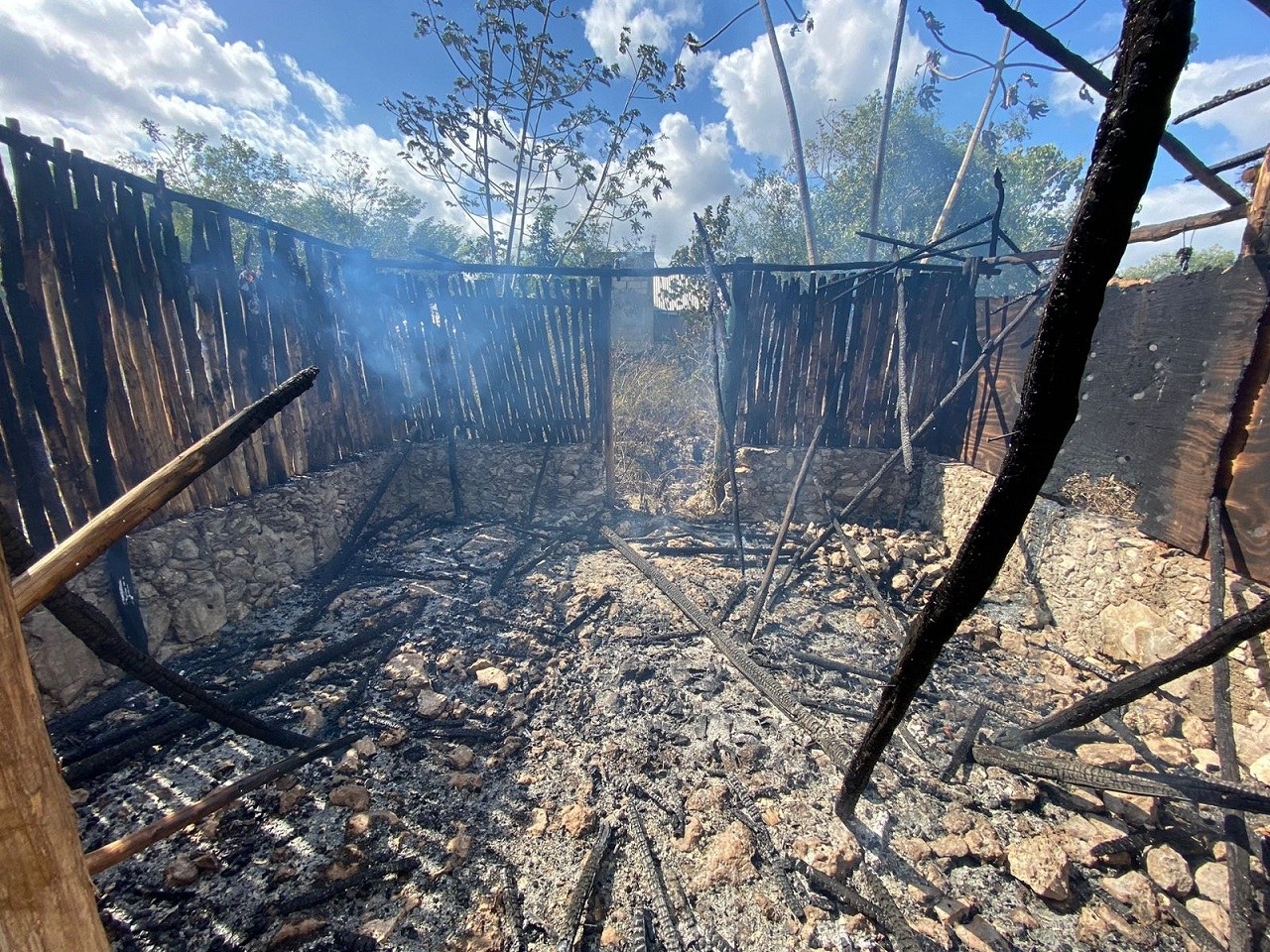 Incendian intencionalmente una palapa en Felipe Carrillo Puerto