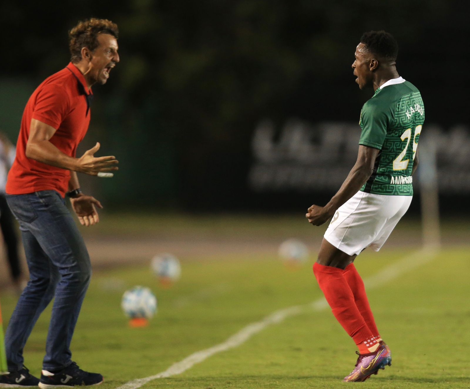 Técnico de Cancún FC celebra el triunfo del equipo contra el Club Atlético Morelia