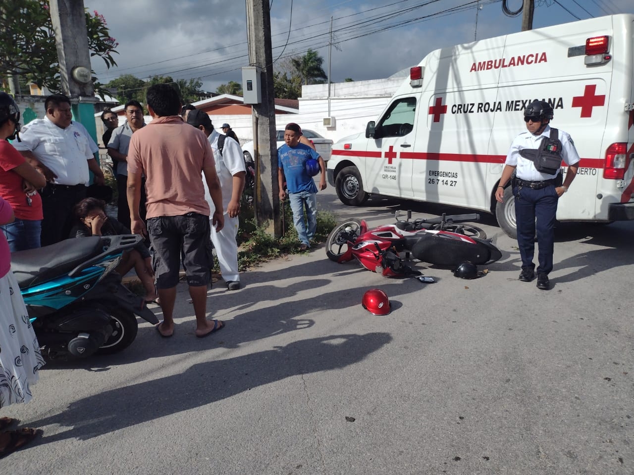 La motociclista terminó con una posible fractura en el brazo