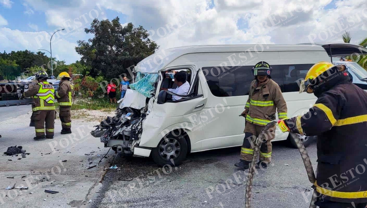 Choca una combi y un camión del Hotel Riu en Cancún; hay un prensado y tres lesionados