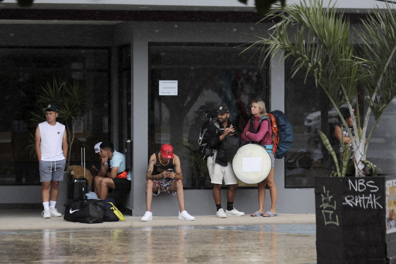 Frente Frío arruina megapuente de turistas en Cancún