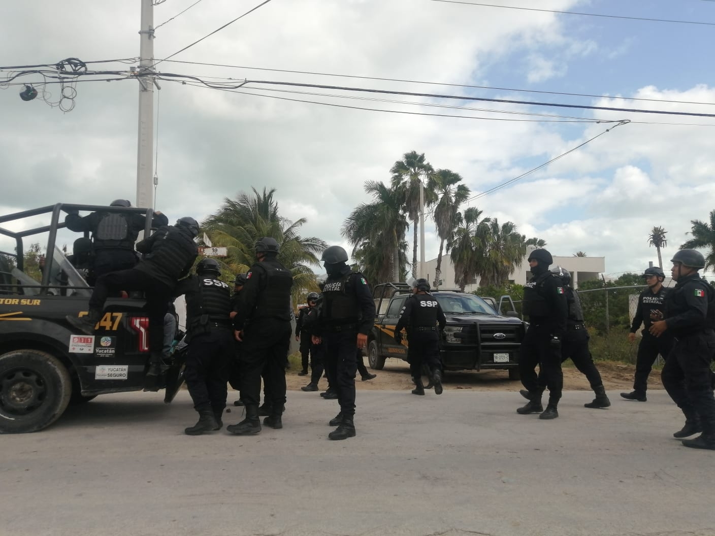 Policías e invasores se enfrentan en la zona de antros en Chicxulub: EN VIVO