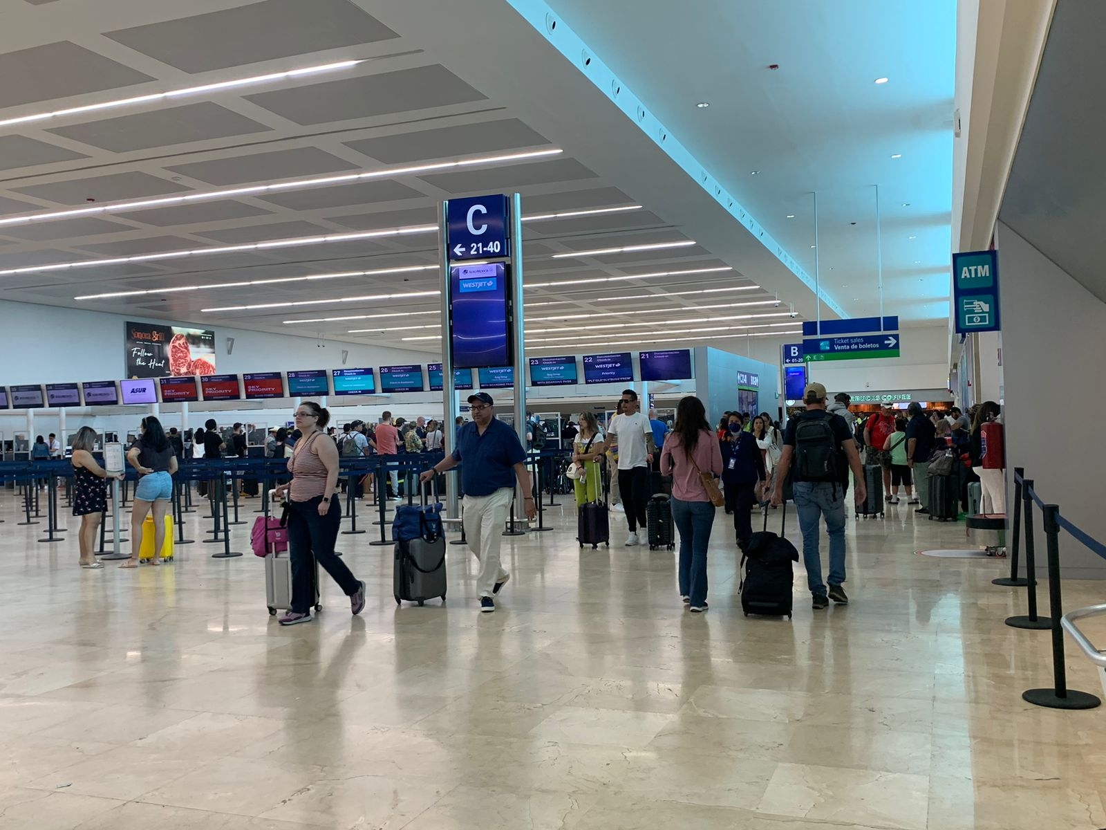 Aeropuerto de Cancún opera con 595 vuelos este lunes de 'megapuente': EN VIVO