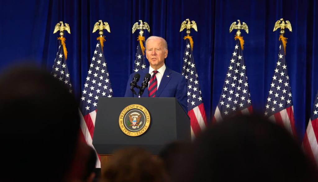 Biden emite primer veto de su mandato para proteger una norma de inversiones