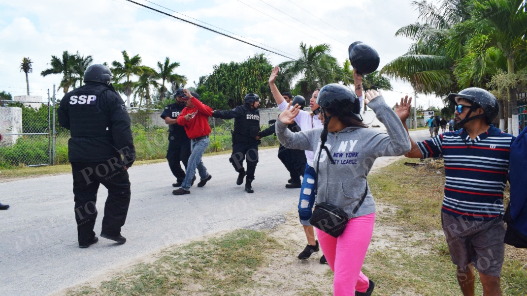 Chicxulub, zona de guerra: Enfrentamiento entre policías e invasores deja 42 detenidos