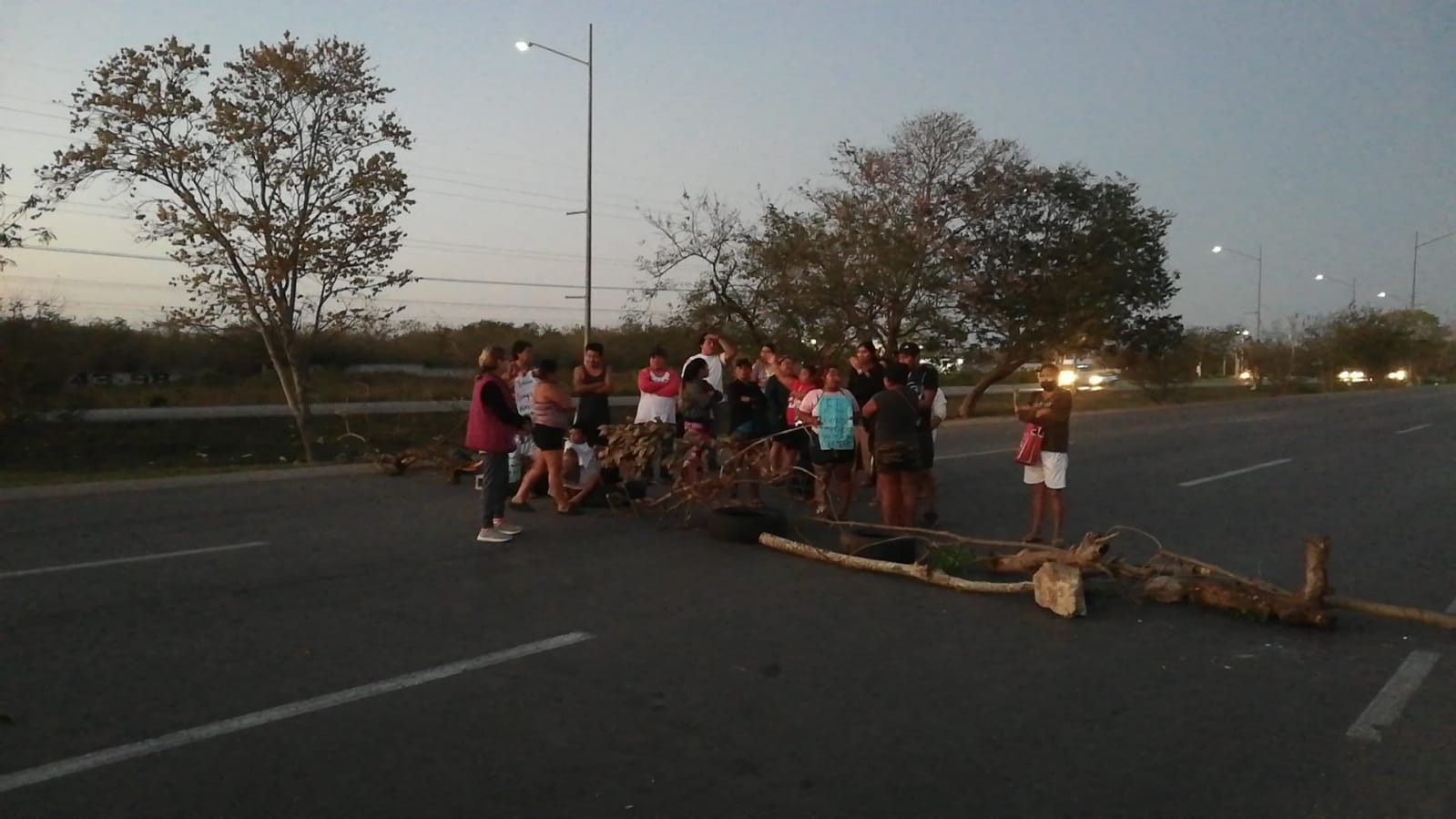 Vecinos de La Guadalupana bloquean Periférico de Mérida por falta de luz: EN VIVO