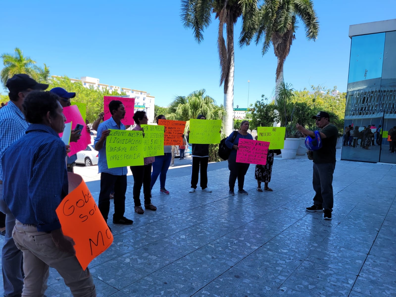 Los exempleados del Ayuntamiento de Escárcega se manifiestan frente al Palacio de Gobierno de Campeche