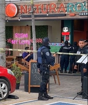 Rafaguean la fachada de un restaurante de sushi en Playa del Carmen