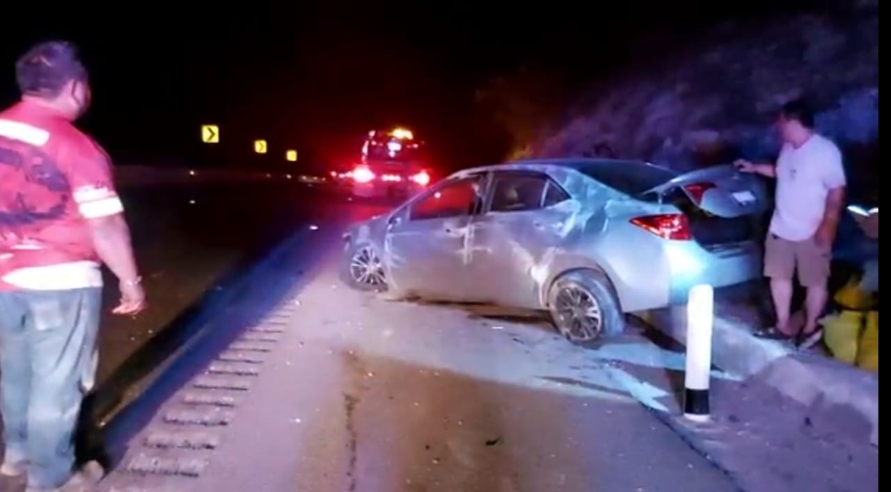 Conductor vuelca su auto en la 'Curva del Diablo' en Hecelchakán