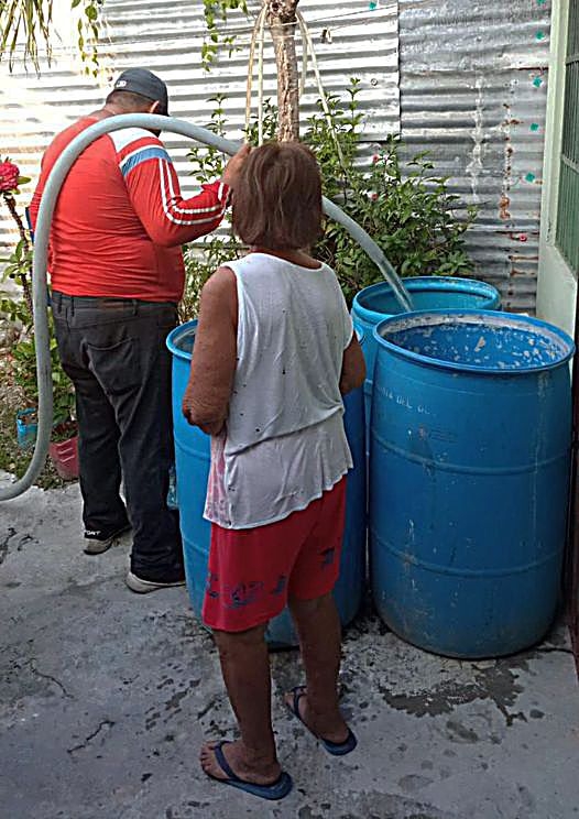 Familias esperan por las pipas de agua que les surten de agua cada semana