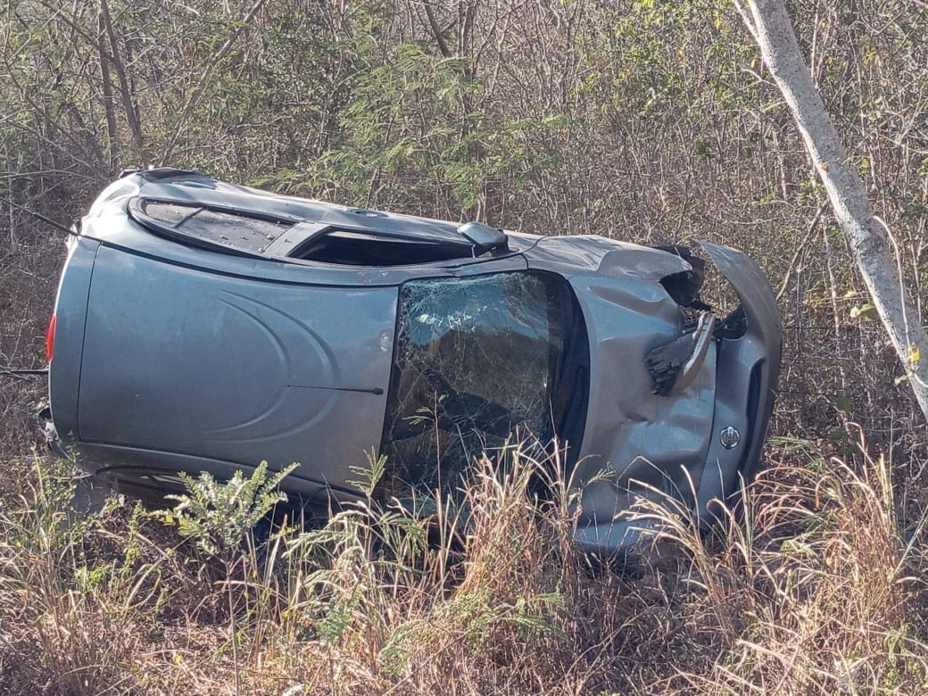 Conductora termina fuera de la vía Motul-Mérida tras ser impactada por un auto