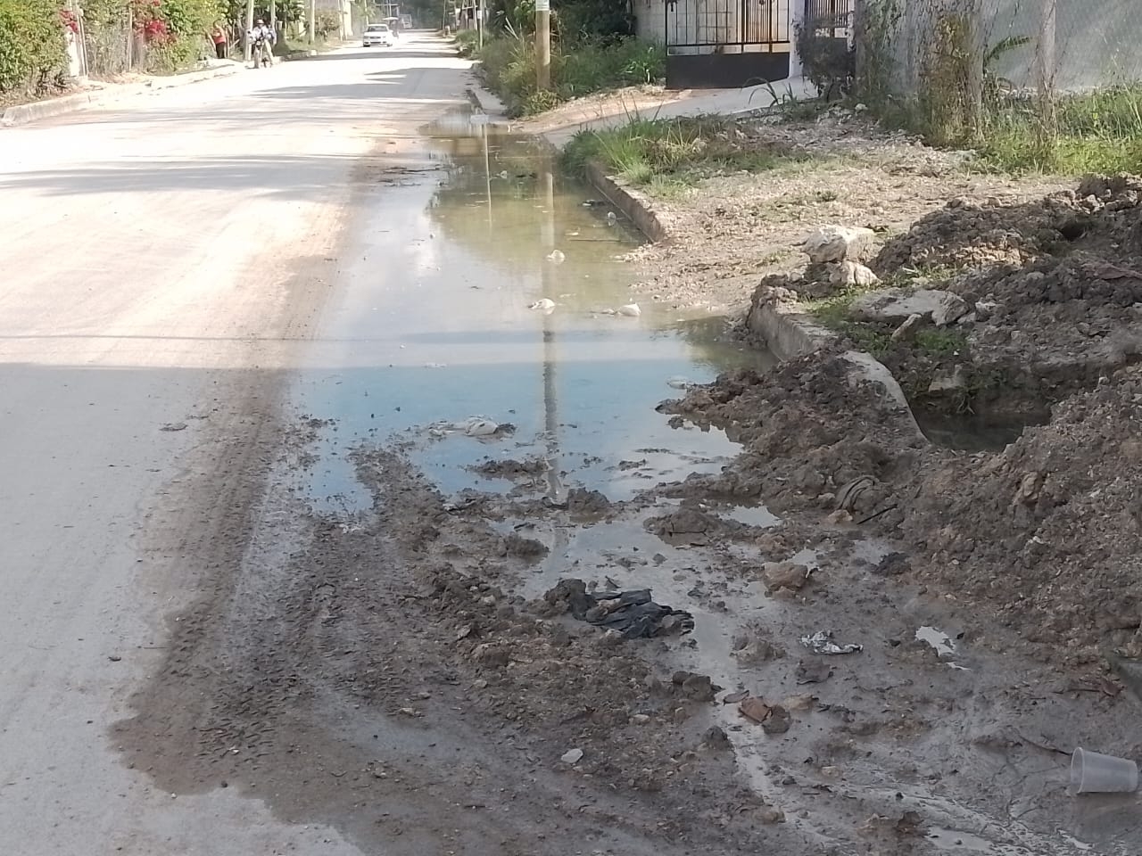 Personal de SMAPAE deja fuga de agua por más de diez días en Escárcega