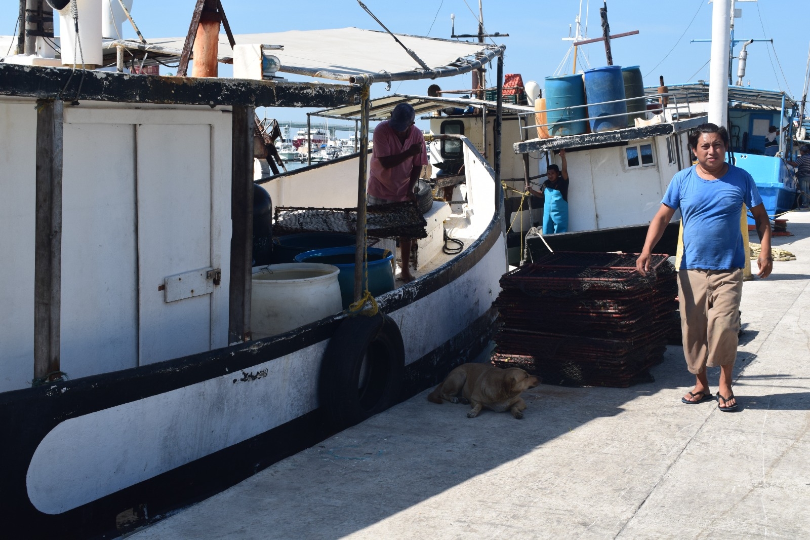 Barco a la deriva preocupa a los habitantes de Progreso; causaría marea negra