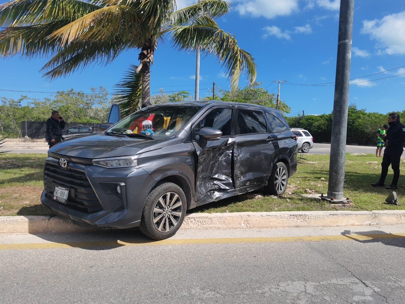 Choque de lujosas camionetas en Chicxulub Puerto, ocasiona caos vial