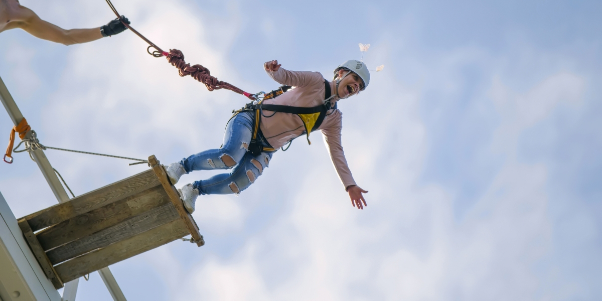 Hombre está vivo de milagro tras romperse la cuerda del bungee: VIDEO