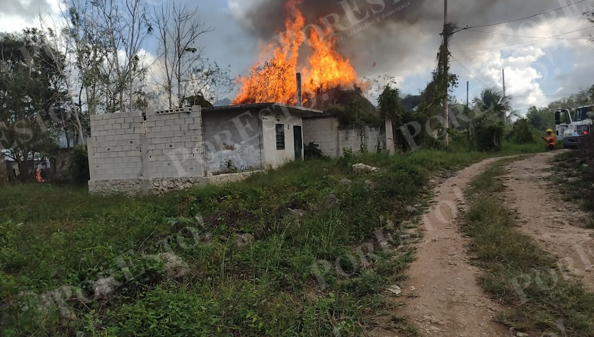 Incendio consume dos palapas en Felipe Carrillo Puerto