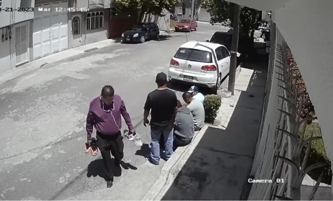 Asaltan a dos hombres en Toluca, Edomex y les quitan hasta los tenis: VIDEO