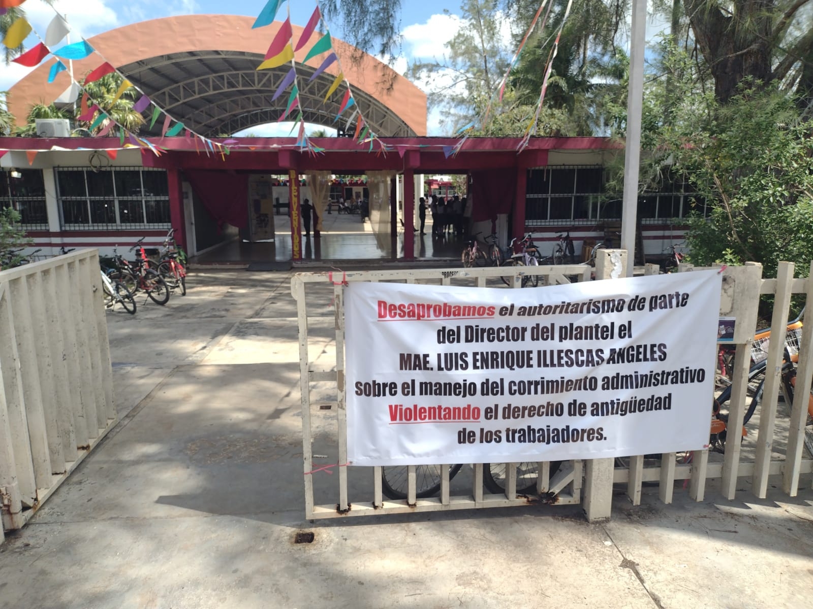 Los trabajadores se manifiestan, exigiendo y desaprobando el trámite de la asignación de una plaza administrativa