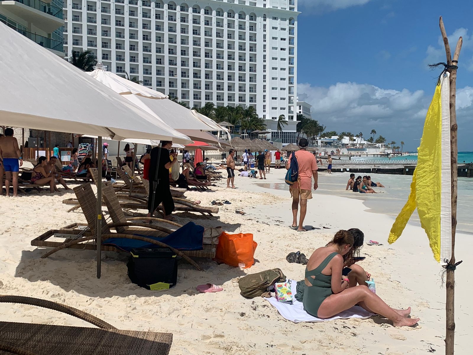 Cerca de 150 personas disfrutan de Playa Caracol, en Cancún: EN VIVO