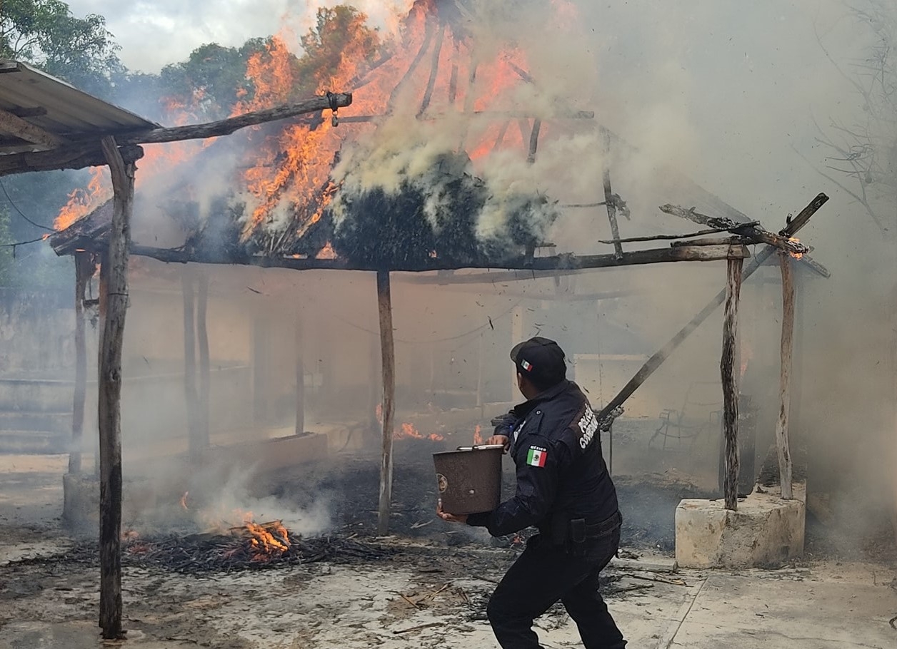 El fuego consumió en su totalidad la palapa de huano y madera