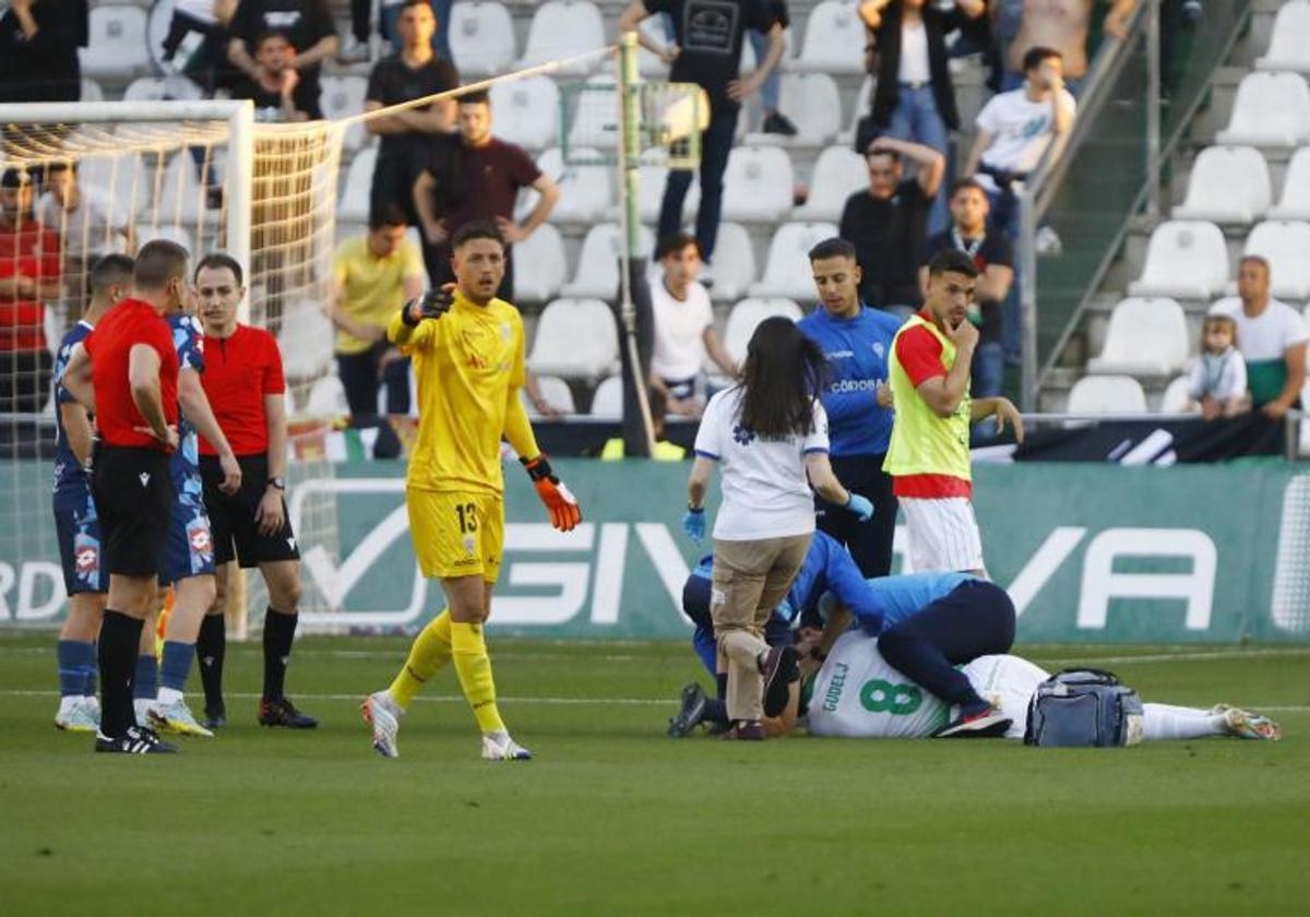 El defensa del Córdoba CF fue sometido a maniobras de reanimación y posteriormente fue trasladado a un hospital