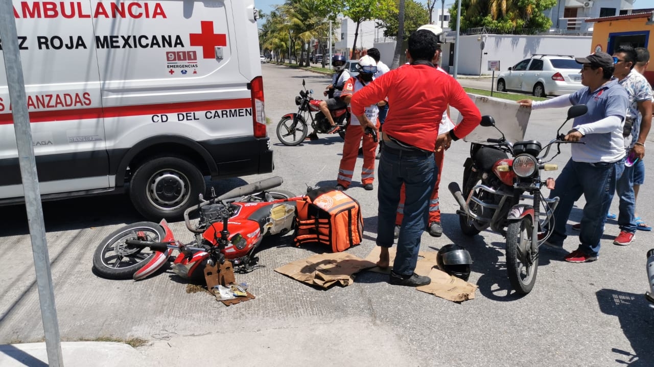 Taxista atropella a repartidor de motomandadito en Ciudad del Carmen