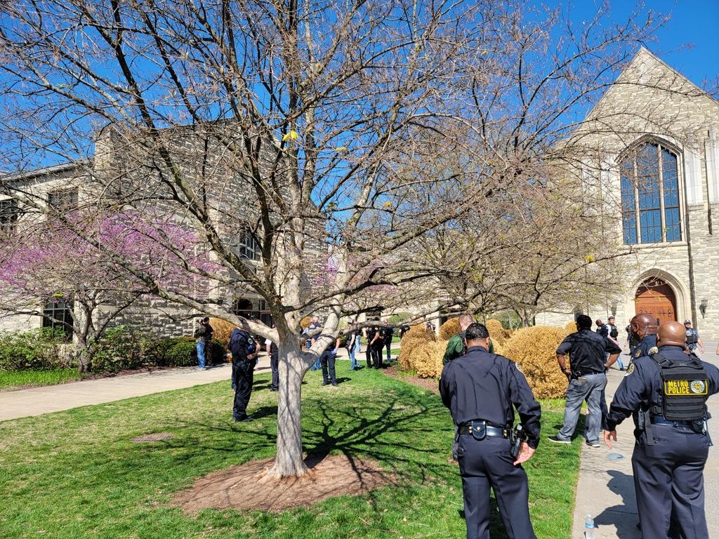 Tiroteo en una escuela cristiana de Nashville deja al menos 3 niños muertos