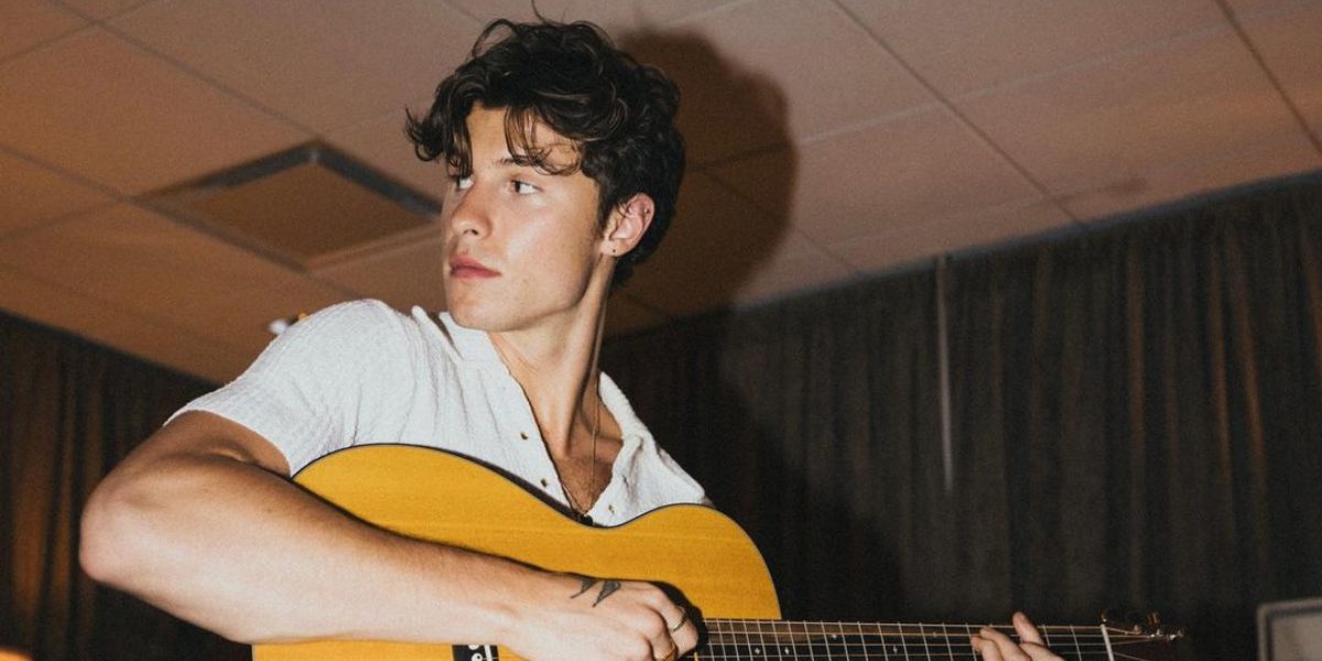 Shawn Mendes se carga de energía en Teotihuacán y terminó quemado: FOTO