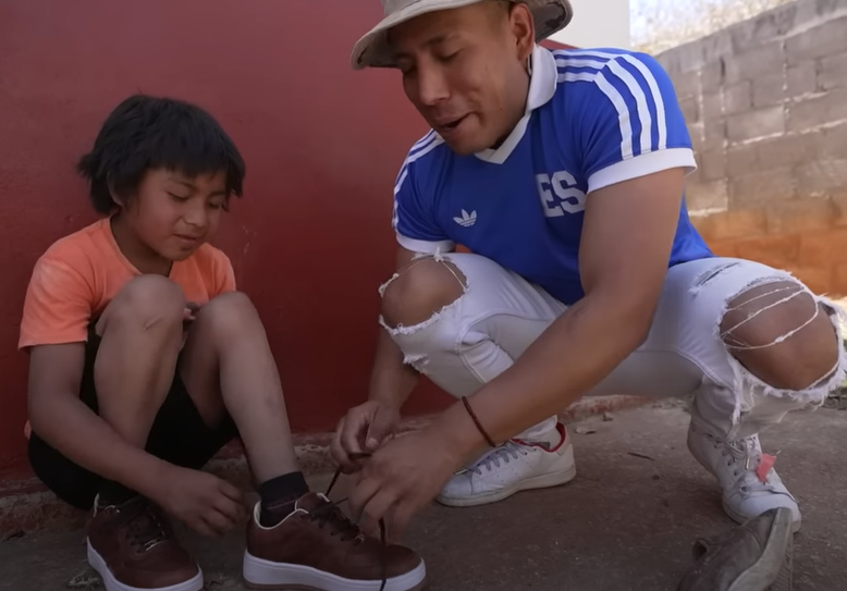 Youtuber compra 100 pares de tenis para regalar a niños pobres en el Estado de México