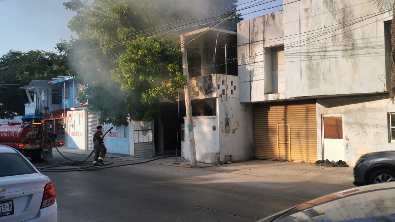 Rescatan a un abuelito de morir en un incendio en Ciudad del Carmen