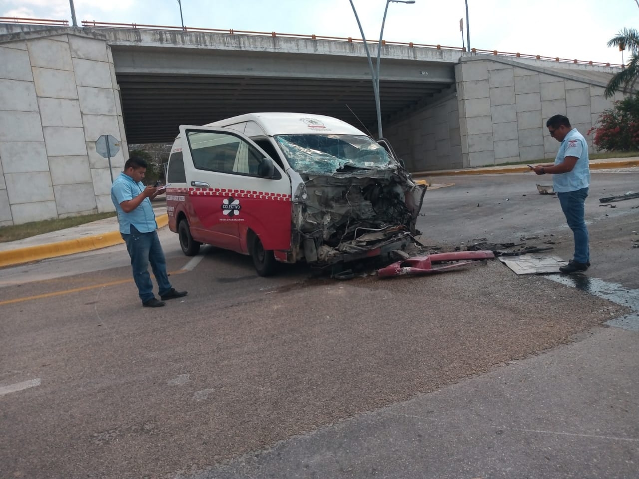 Choque entre un taxi y un camión deja cuatro maestros lesionados en Hecelchakán