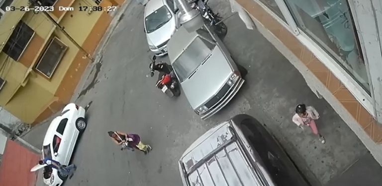 Así golpeó una madre a sus hijas en calles de Cuautepec: VIDEO