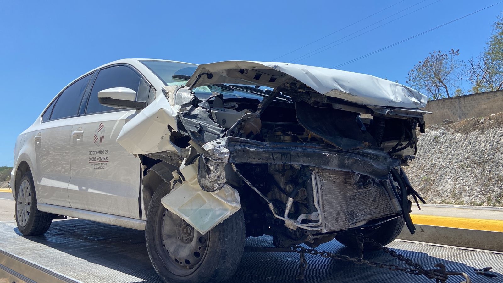 El auto se impactó contra un muro de piedra