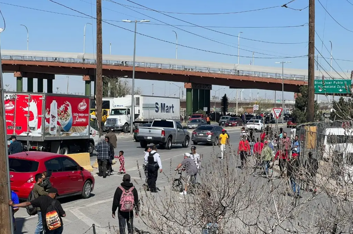 Migrantes intentaron cruzar a Estados Unidos desde Ciudad Juárez, pero fueron devueltos por agentes de la Patrulla Fronteriza