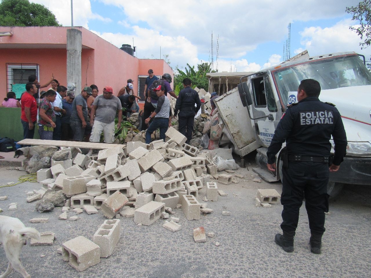 Policías y vecinos hicieron esfuerzos para quitarle los bloques de encima