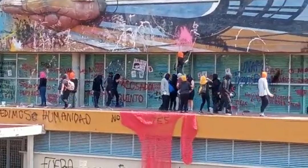 Encapuchados vandalizan mural de David Alfaro Siqueiros en Rectoría de la UNAM: VIDEO