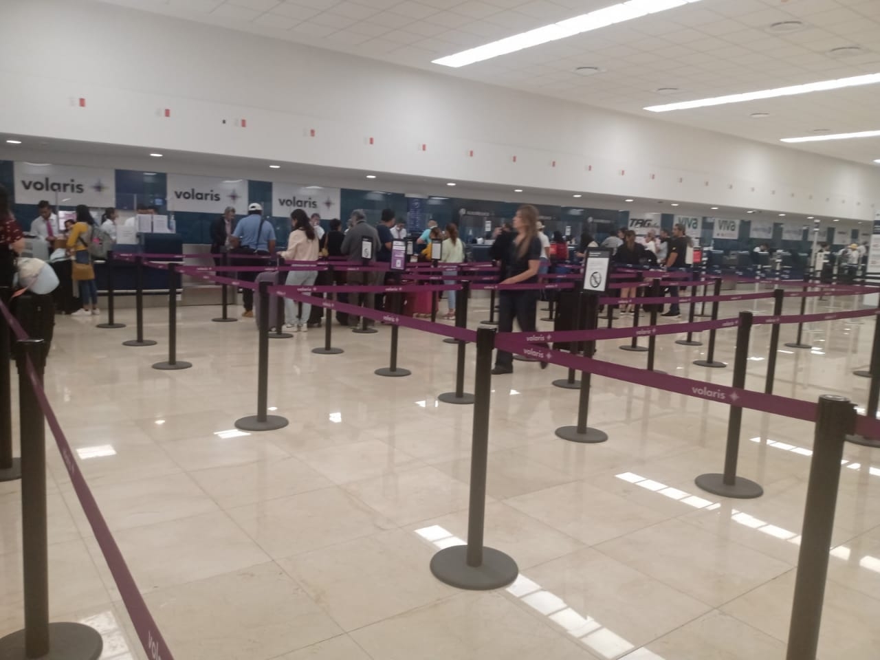 Concursantes de robótica regresan a Chiapas desde el aeropuerto de Mérida