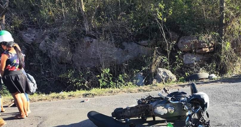 La motocicleta del joven quedó sobre la vía donde sufrió el fatal impacto junto con su progenitora