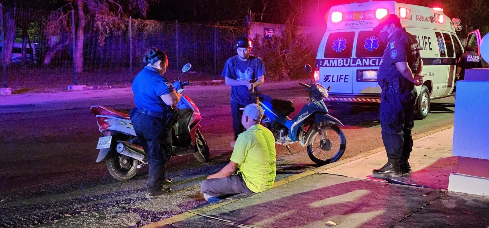 Motociclista derrapa a causa de los baches en la colonia Urba en Cozumel