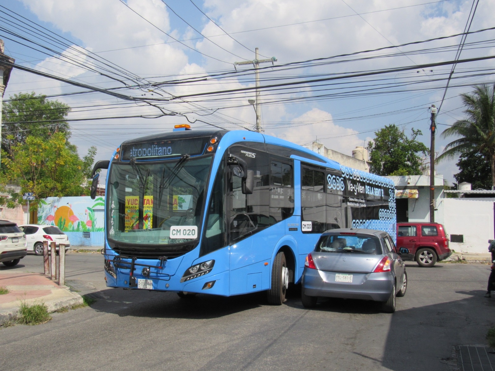 Choque entre un camión de Va y Ven y un auto en Mérida deja daños materiales