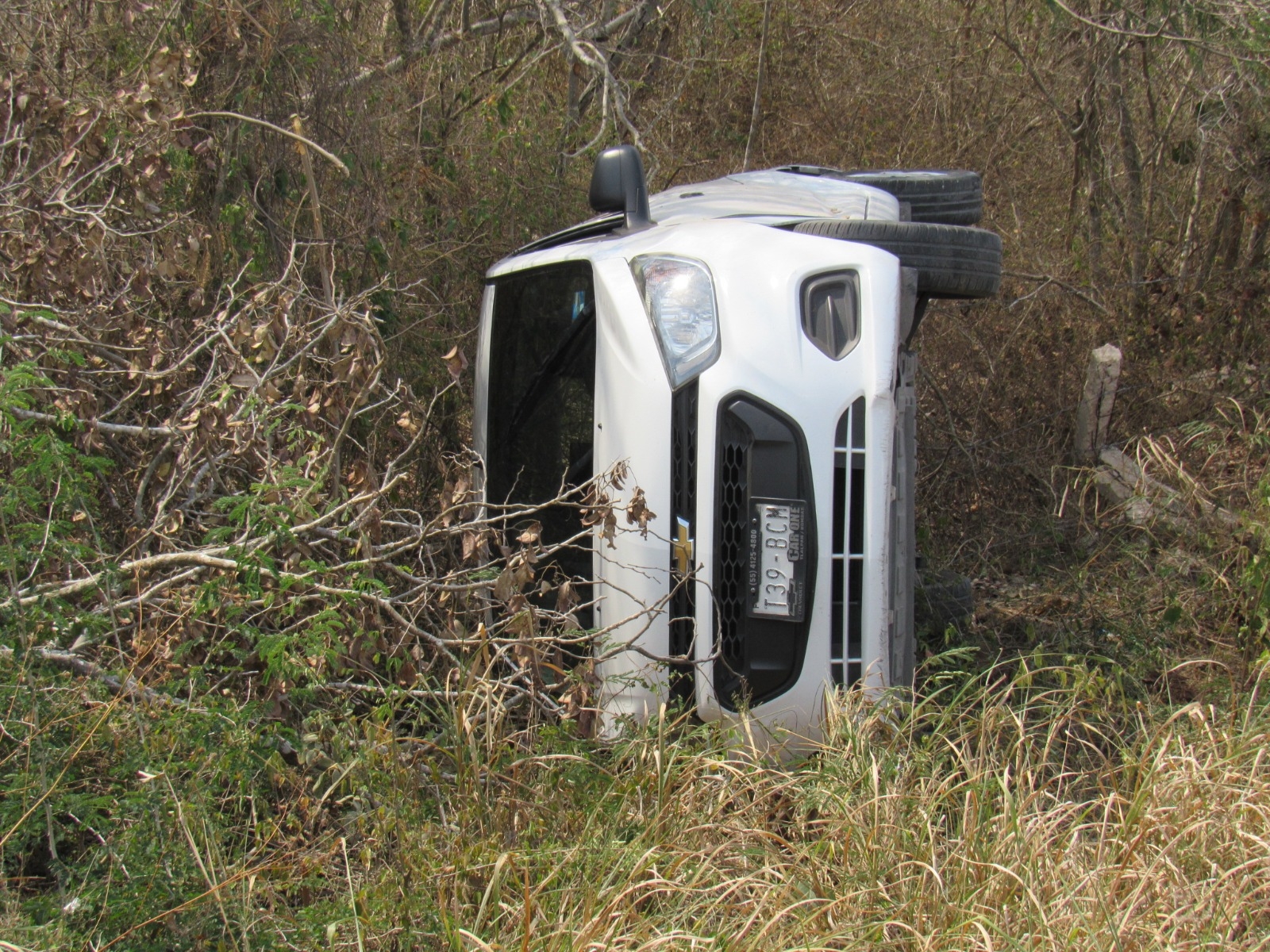 Vuelca auto en la carretera federal Mérida-Motul