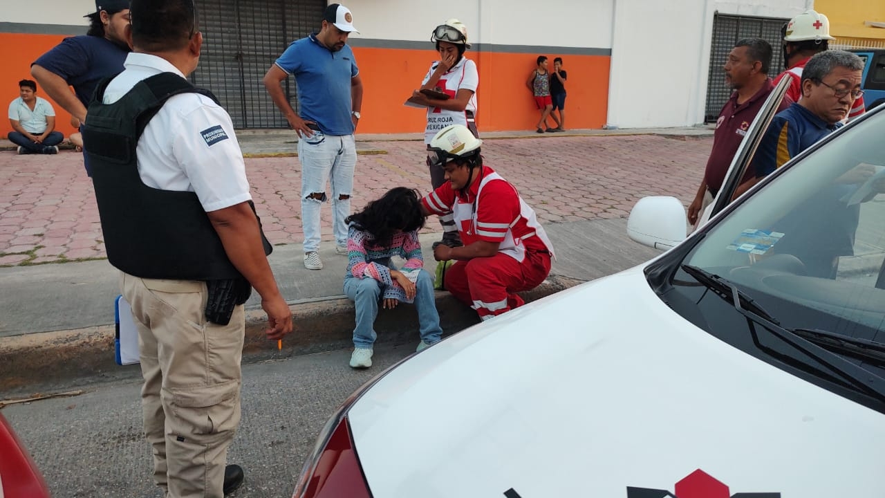 Mujer resulta herida tras choque de una camioneta contra un taxi en Ciudad del Carmen