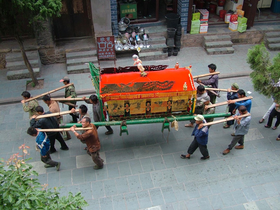 Más de 100 personas asistieron a este funeral en China