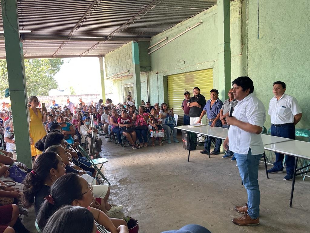 Rogerio Castro se reúne con 500 habitantes y líderes en su visita a Peto