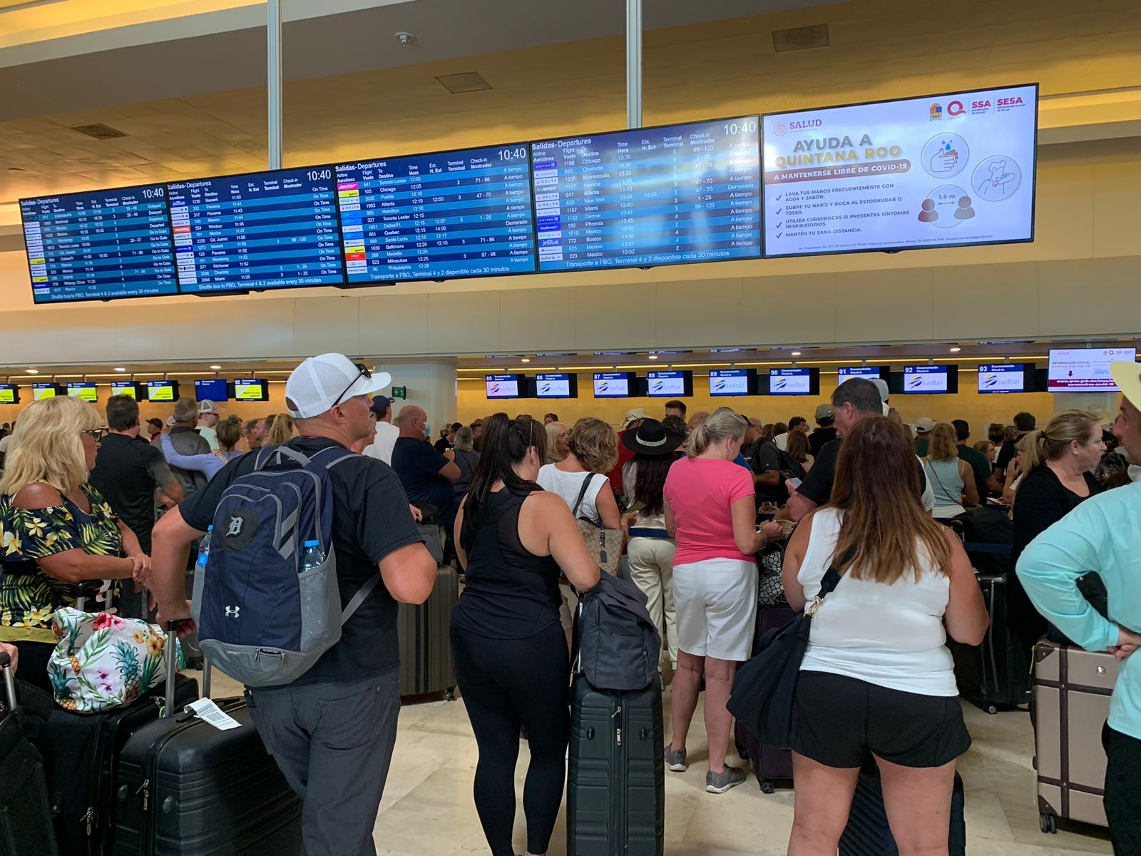 Revisión de documentos causa largas filas en el aeropuerto de Cancún: EN VIVO