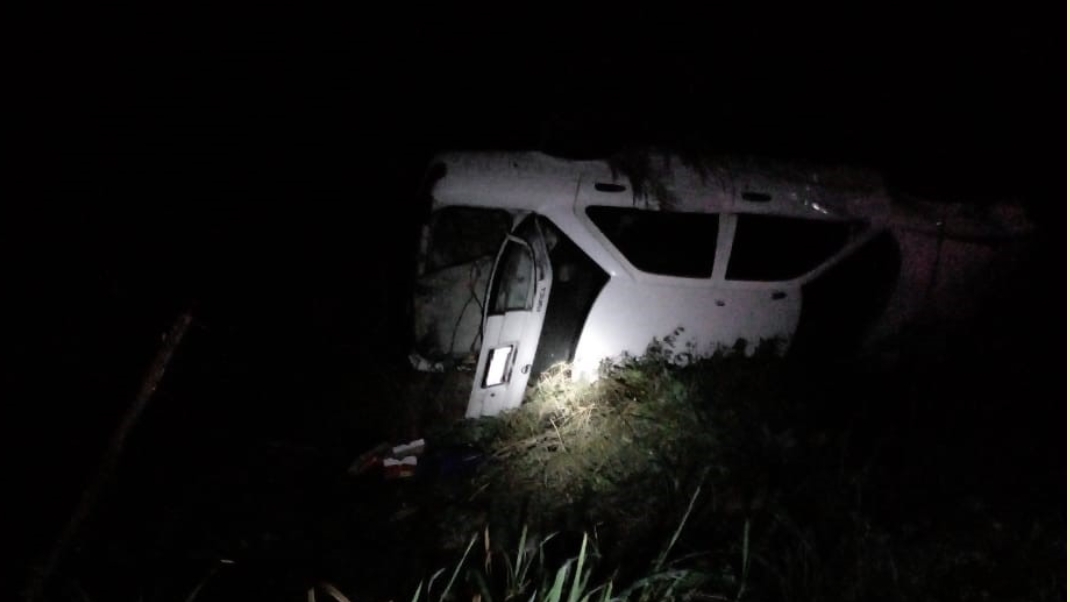 Conductor vuelca su auto y lo abandona sobre la vía Loche-Yohactún