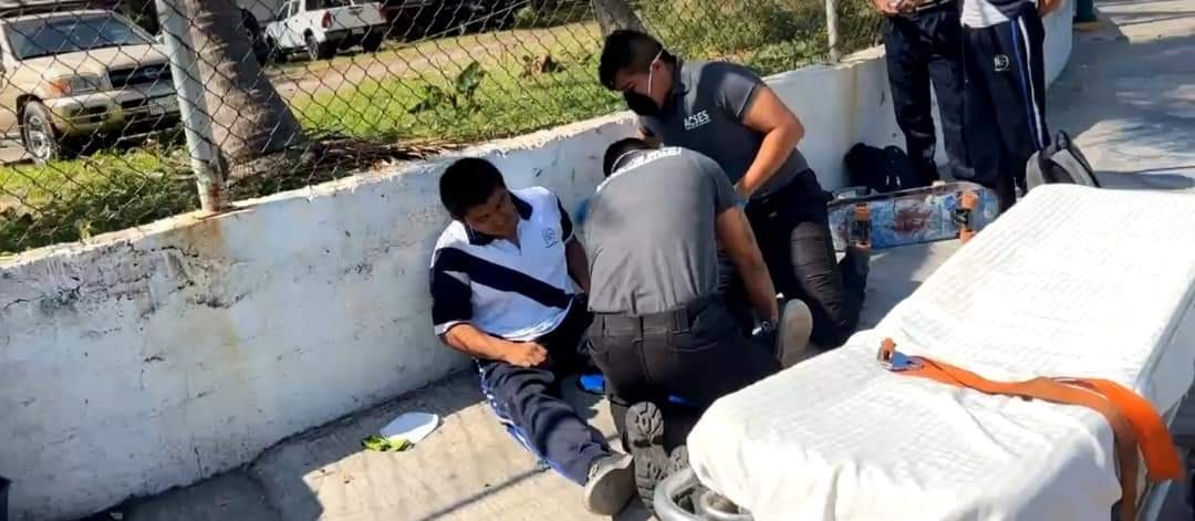 El joven fue atendido por paramédicos al presentar una herida en la pierna