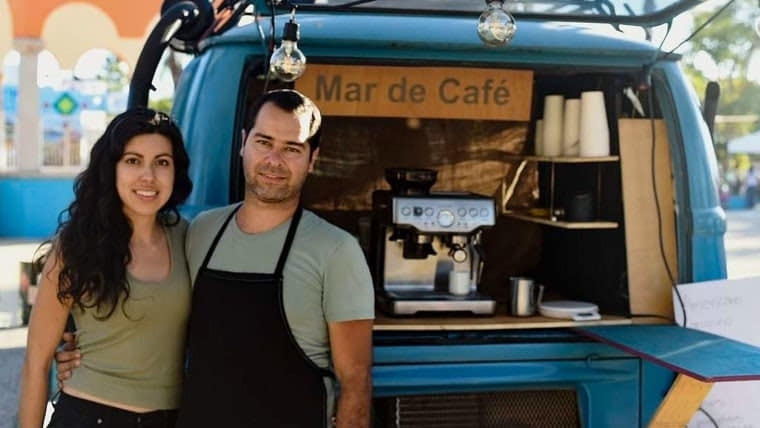 Biólogos venden café y recuerdos en su Kombiwagen